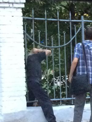 В центре Рязани подвыпивший человек застрял в заборе